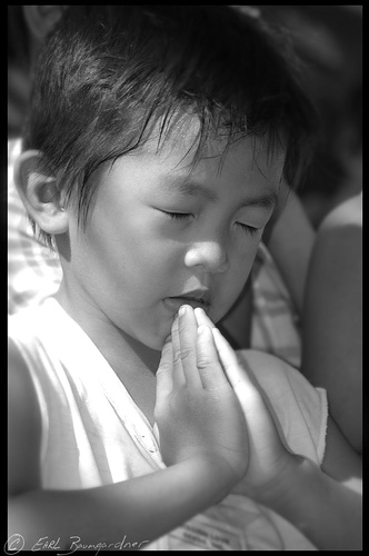 criança rezando