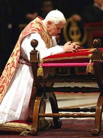 papa bento XVI rezando