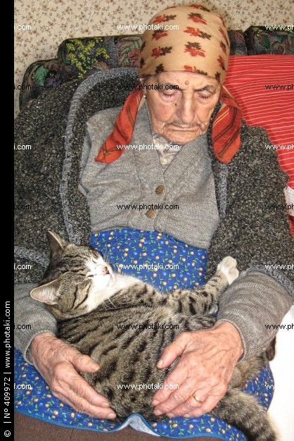 uma-mulher-idosa-com-um-gato-dormindo_409972